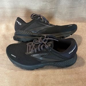 Brooks Adrenaline GTS 22 Running Shoe